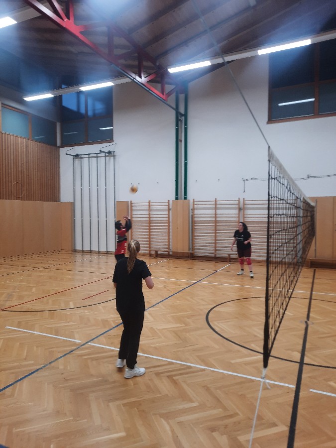 Volleyball für Oberschülerinnen und Damen 